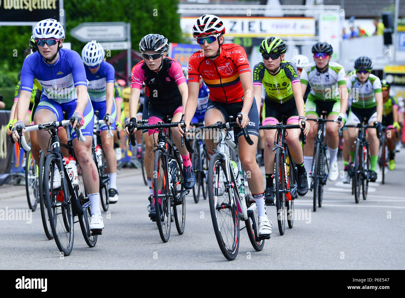 30 juin 2018, l'Allemagne, l'Einhausen, randonnée à vélo, l'Allemand Road Championships 2018, women's 132 km road race sur la route 'Rund um den Jaegersburger Wald'. Les cyclistes en action. Photo : Uwe Anspach/dpa Banque D'Images