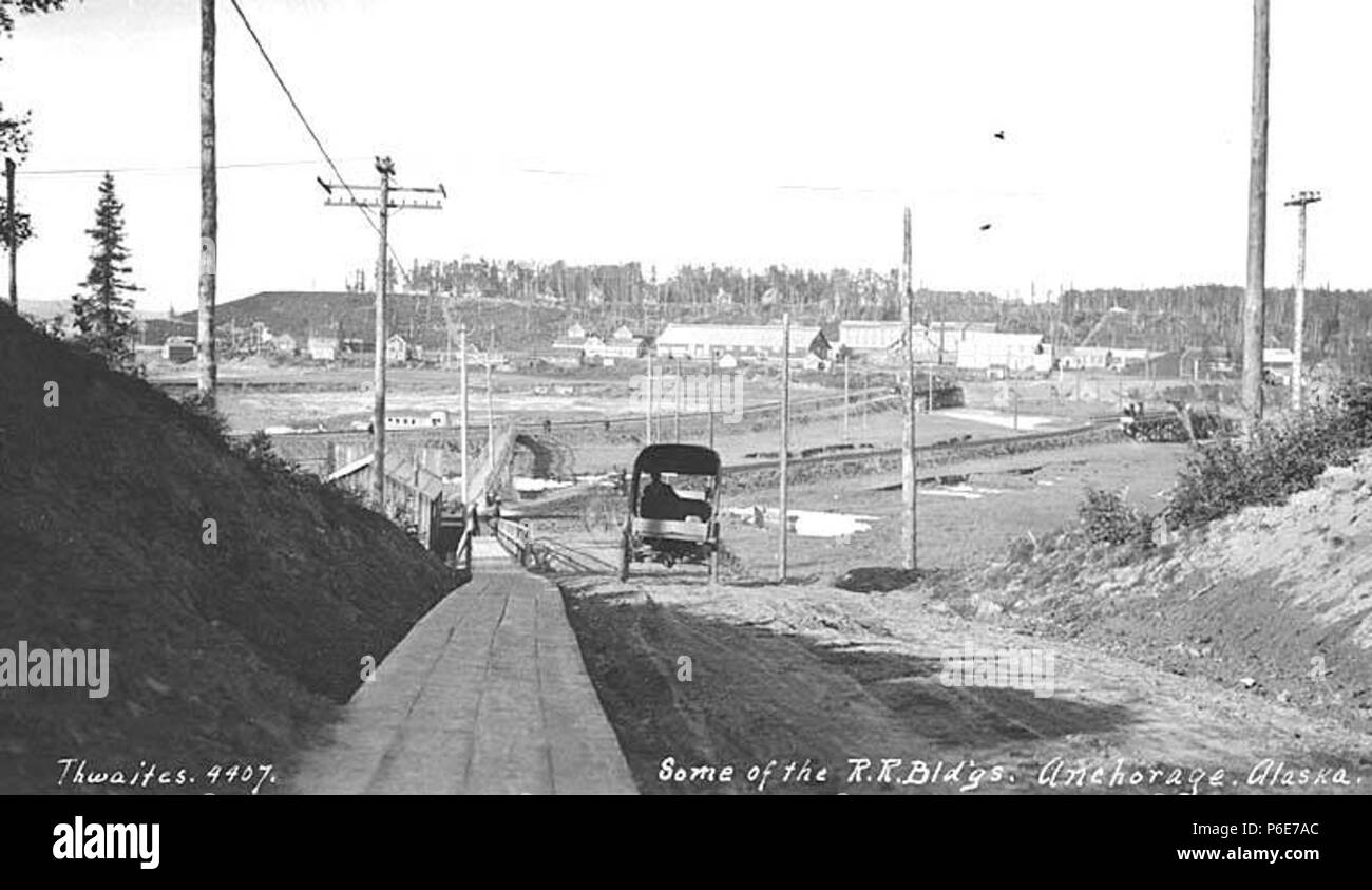 . Anglais : Route et trottoir menant à l'emplacement de bâtiments de fer à Anchorage, ca. 1917 . Anglais : Légende sur l'image : certains des R.R. L'édifice, Anchorage, Alaska PH Coll 247,612 en 1915, le président Woodrow Wilson a autorisé des fonds pour la construction de l'Alaska Railroad. Ship Creek Landing a été choisi comme siège de cet effort, coordonné par la nouvelle Commission de l'ingénierie de l'Alaska. Une "Ville des Tentes" surgirent dans le désert à l'embouchure du ruisseau de navires, et bientôt a bondi à une population de plus de 2 000. Le 9 juillet 1915, la ville d'Anchorage est tenue d'enchères, et plus de 600 lots dans un Banque D'Images