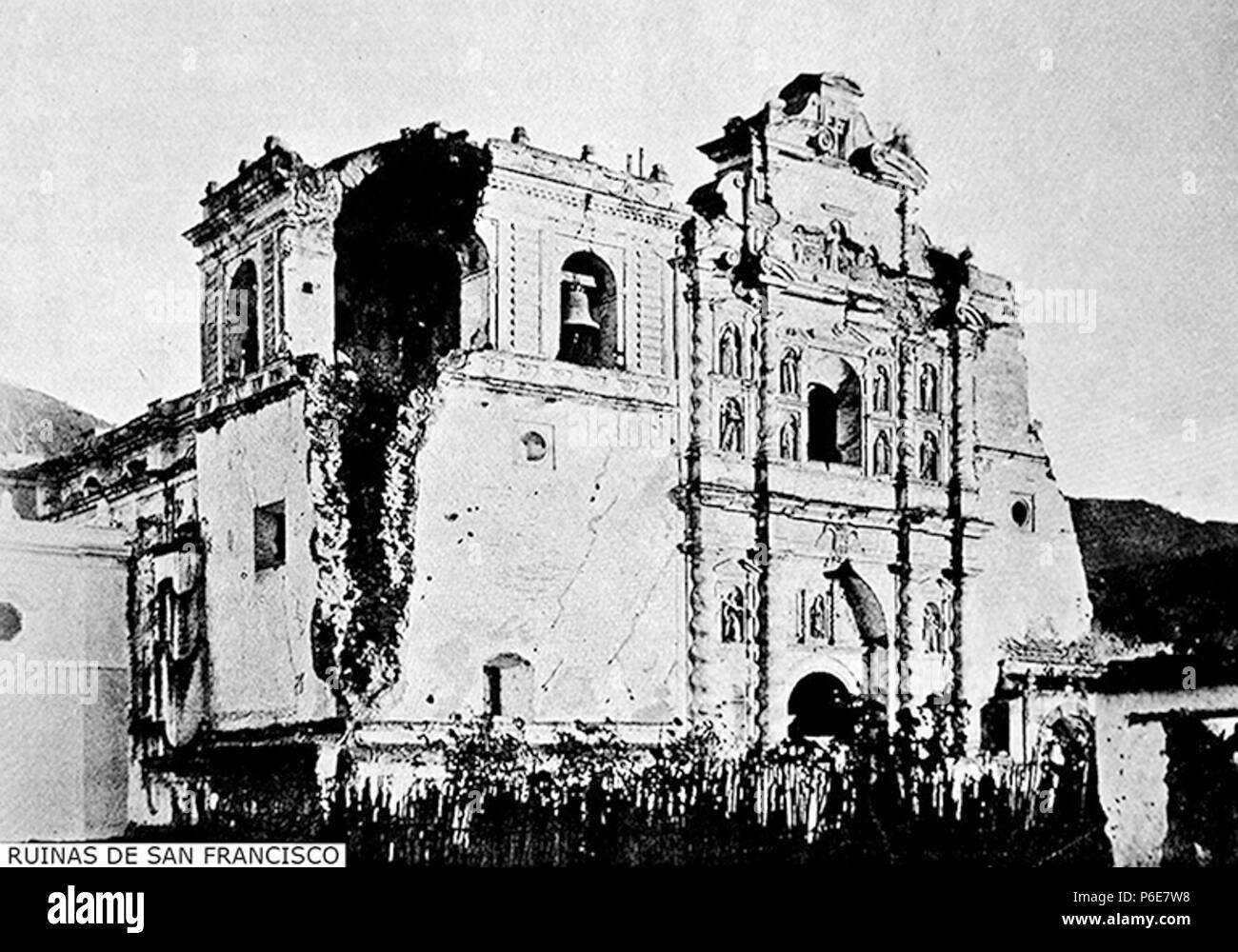 Español : Ruinas de San Francisco en 1897. La grieta del campanario se agravó tras el terremoto del 3 de septiembre de 1874. 189773 Sanfrancisco1897 Banque D'Images