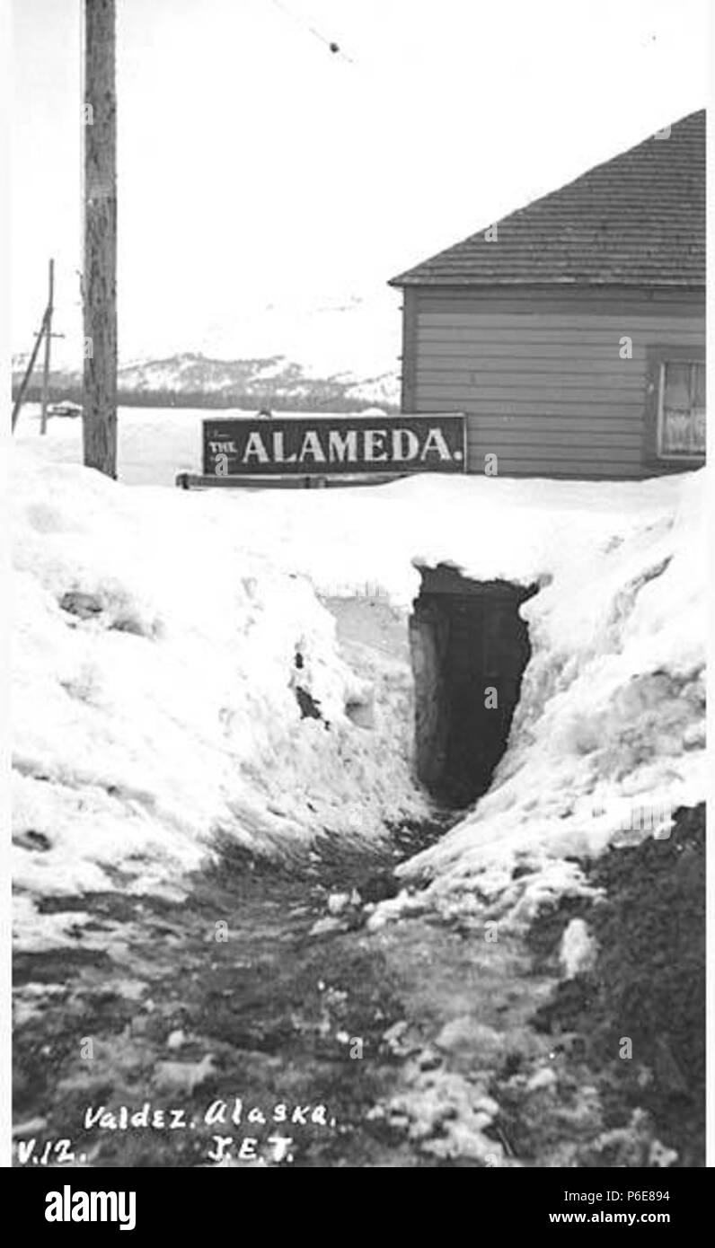 . Anglais : entrée du tunnel de neige d'une entreprise, l'Alameda, Valdez, ca. 1912 . Anglais : Légende sur l'image : Valdez, Alaska PH Coll 247,537 Valdez est situé sur la rive nord du Port Valdez, un fjord d'eau profonde dans la baie du Prince William. Il se trouve à 305 milles à l'est de la route d'Anchorage, et 364 kilomètres de route au sud de Fairbanks. C'est le terminus sud de l'oléoduc Trans-Alaska. Le port de Valdez a été nommé en 1790 par Don Salvador Fidalgo pour le célèbre officier de marine espagnol Antonio Valdes y Basan. En raison de son excellent port libre de glaces, une ville s'est développée en 1898 comme un point de débarquement pour les hommes seeki Banque D'Images