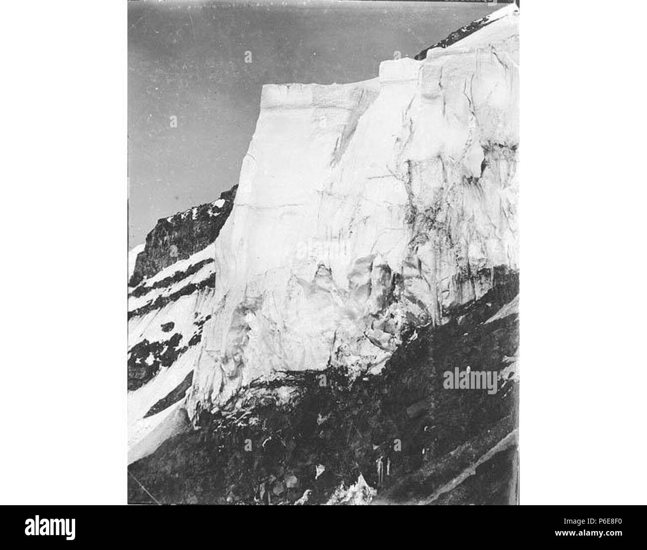 . Anglais : sommet du Mont Rainier montrant le Rocher de Gibraltar, ca. 1897 . Anglais : Maintenant situé à Mount Rainier National Park, qui a été créée en 1899. PH Coll 35,226 Sujets (LCTGM) : falaises--Washington (État) ; montagnes, Washington (État) Sujets (LCSH) : le Rocher de Gibraltar (Comté de Pierce, Washington) ; le mont Rainier (Wash.) . vers 1897 75 sommet du Mont Rainier montrant le Rocher de Gibraltar, ca 1897 (SARVANT 69) Banque D'Images