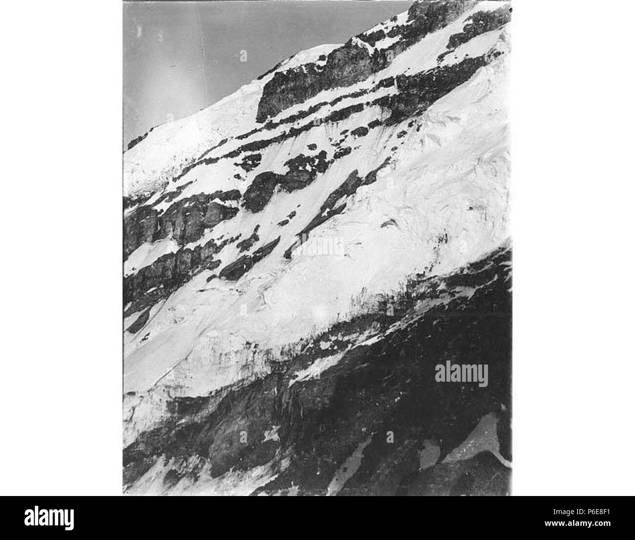 . Anglais : sommet du Mont Rainier montrant le Rocher de Gibraltar, ca. 1897 . Anglais : Maintenant situé à Mount Rainier National Park, qui a été créée en 1899. PH Coll 35,227 Sujets (LCTGM) : falaises--Washington (État) ; montagnes, Washington (État) Sujets (LCSH) : le Rocher de Gibraltar (Comté de Pierce, Washington) ; le mont Rainier (Wash.) . vers 1897 75 sommet du Mont Rainier montrant le Rocher de Gibraltar, ca 1897 SARVANT (90) Banque D'Images