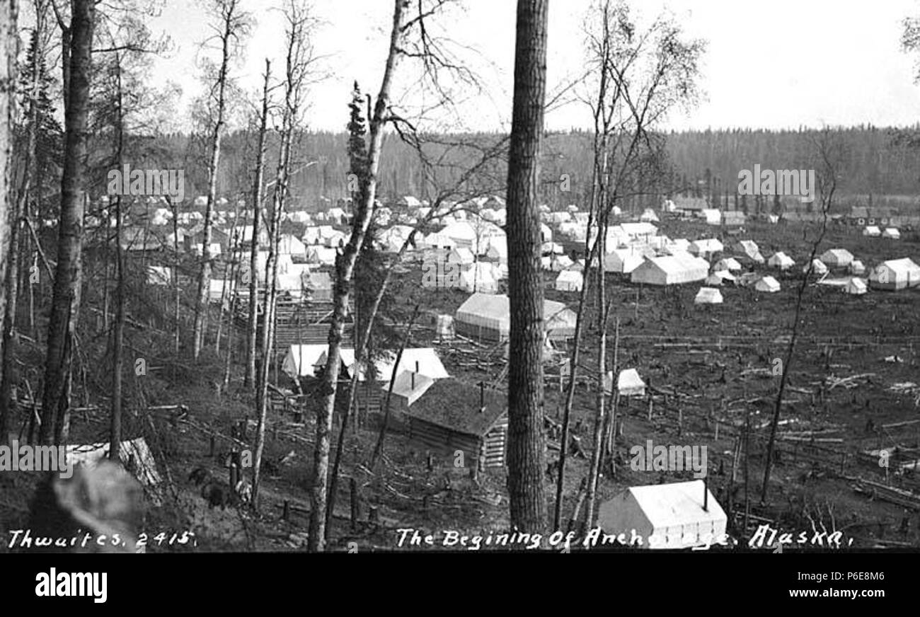 . Anglais : Tentes à Ship Creek, ca. 1916 . Anglais : Légende sur l'image : le début d'Anchorage, Alaska PH Coll 247,472 en 1915, le président Woodrow Wilson a autorisé des fonds pour la construction de l'Alaska Railroad. Ship Creek Landing a été choisi comme siège de cet effort, coordonné par la nouvelle Commission de l'ingénierie de l'Alaska. Une "Ville des Tentes" surgirent dans le désert à l'embouchure du ruisseau de navires, et bientôt a bondi à une population de plus de 2 000. Le 9 juillet 1915, la ville d'Anchorage est tenue d'enchères, et plus de 600 lots dans une grille fixe ont été vendus pour environ 150 000 $. Bien que Banque D'Images . Anglais : Tentes à Ship Creek, ca. 1916 . Anglais : Légende sur l'image : le début d'Anchorage, Alaska PH Coll 247,472 en 1915, le président Woodrow Wilson a autorisé des fonds pour la construction de l'Alaska Railroad. Ship Creek Landing a été choisi comme siège de cet effort, coordonné par la nouvelle Commission de l'ingénierie de l'Alaska. Une "Ville des Tentes" surgirent dans le désert à l'embouchure du ruisseau de navires, et bientôt a bondi à une population de plus de 2 000. Le 9 juillet 1915, la ville d'Anchorage est tenue d'enchères, et plus de 600 lots dans une grille fixe ont été vendus pour environ 150 000 $. Bien que Banque D'Images