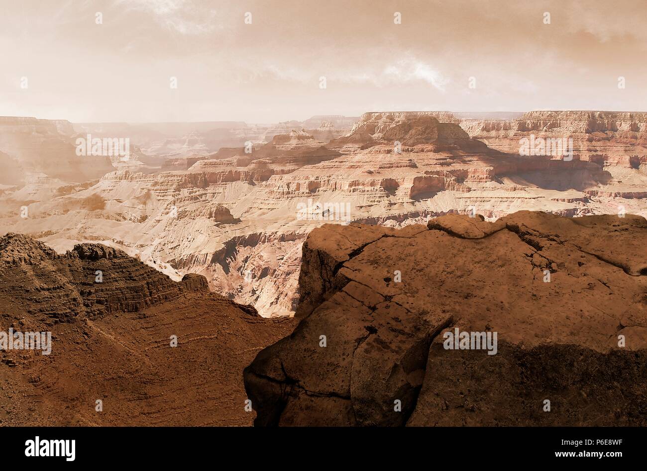 Illustration du système de canyons de Valles Marineris sur Mars au coucher du soleil. Les Valles Marineris est plus de 4 000 kilomètres (km) de long, jusqu'à 200 km de large et jusqu'à 7 km de profondeur, éclipsant le Grand Canyon d'Arizona, USA. Les canyons se trouvent sur l'extrémité sud-est du renflement de Tharsis et ont été initialement créés par les failles lors de la formation de Tharsis. Les canyons ont encore été épuisées par l'érosion hydrique et éolienne. Enfin, le glissement a contribué à élargir le canyon de sorte que la partie inférieure est visible de l'espace. Banque D'Images
