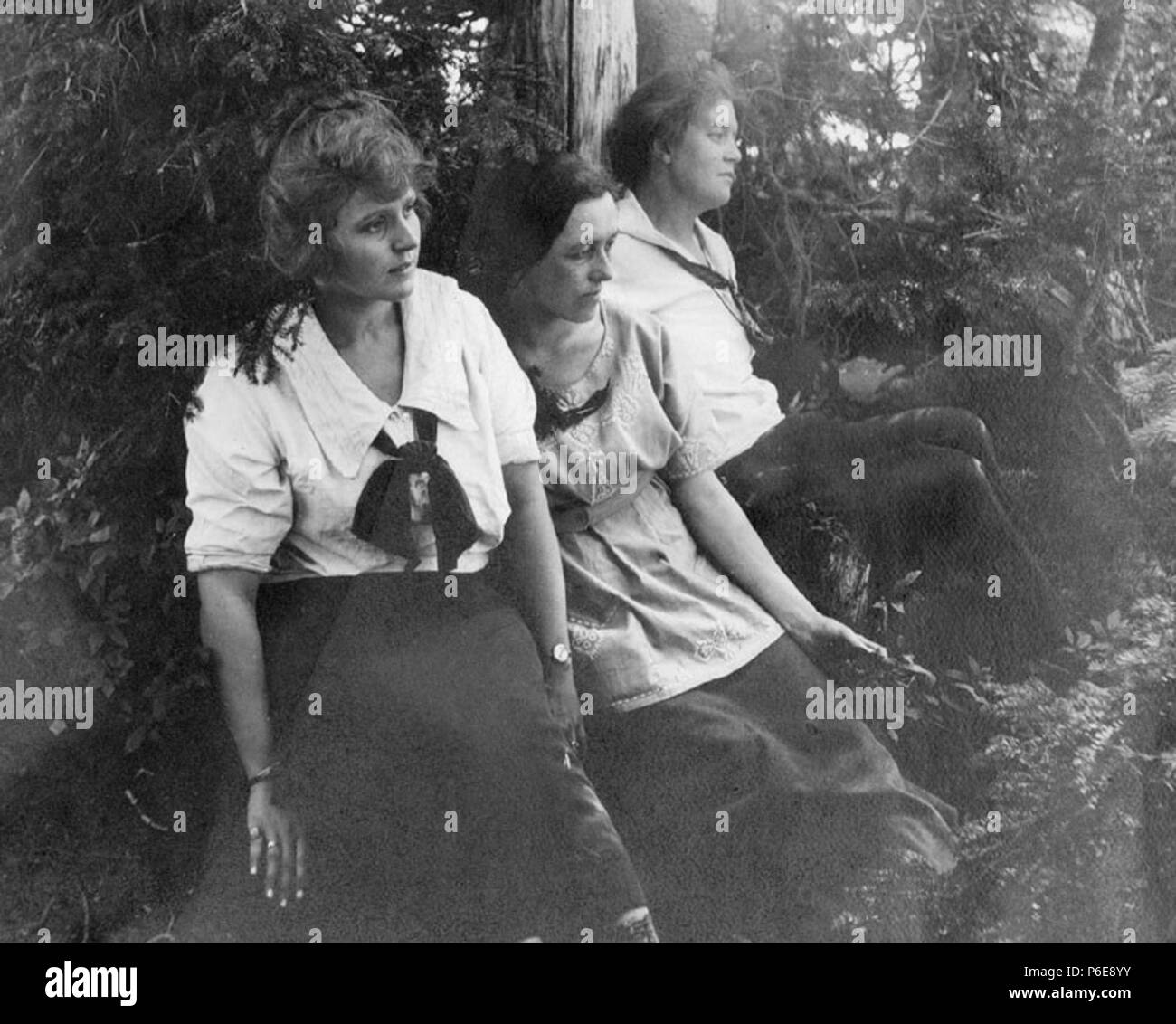 . Anglais : Trois femmes en forêt, n.d. Anglais : NON REMARQUES Album 1,288 sujets (LCTGM) : les forêts Sujets (LCSH) Concepts : les femmes : les femmes, les loisirs . Date inconnue 77 Trois femmes en forêt, nd (KIEHL 358) Banque D'Images