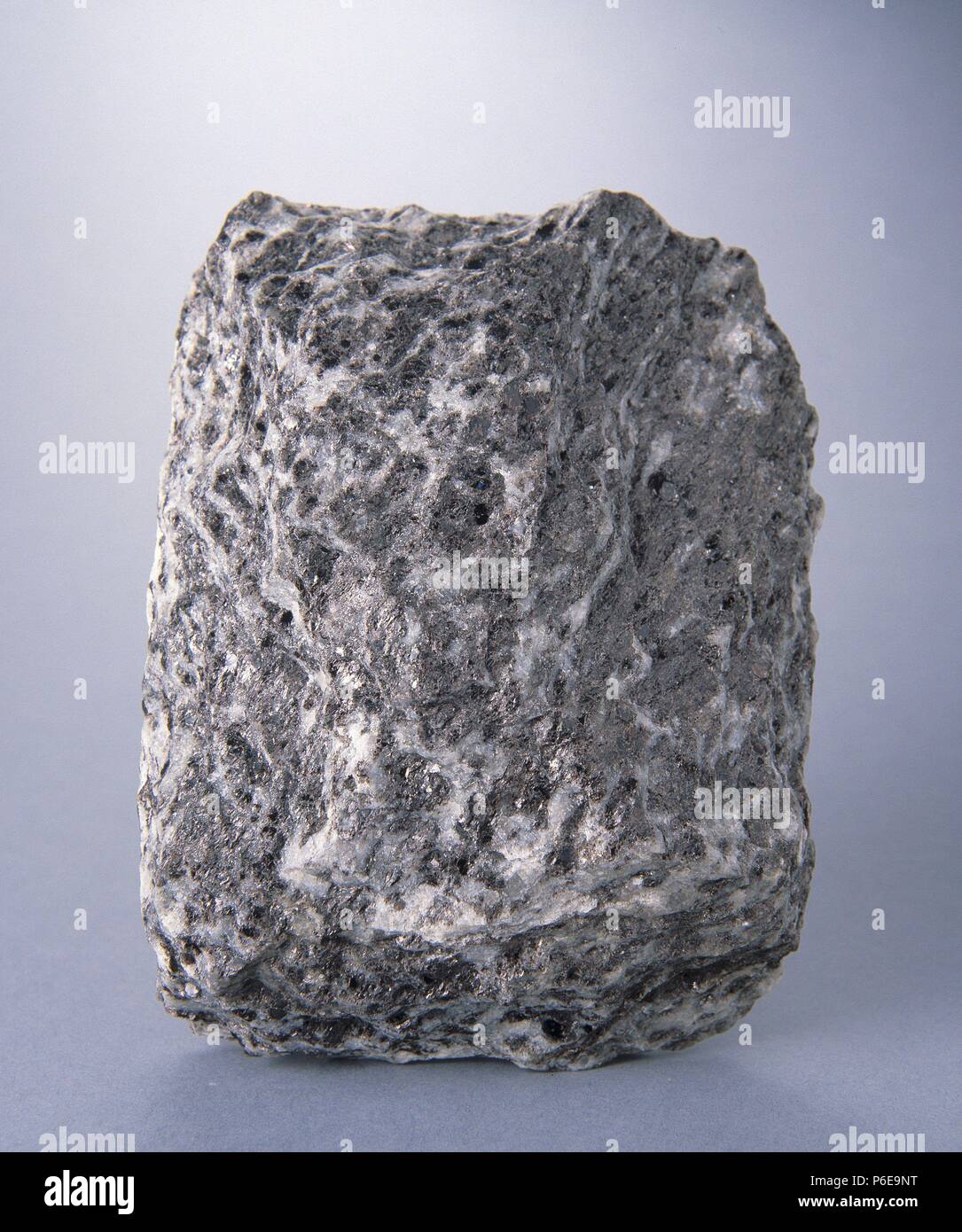 MINERALOGIA. MINERALES. ( GNEISS NEIS ). ROCA METAMORFICA , FELDESPATO COMPUESTA DE CUARZO MICA Y CON TEXTURA. ESQUISITOSA EJEMPLAR PROCEDENTE DE FRIBERG.ALEMANIA. INSTITUTO GEOMINERO. MADRID. Banque D'Images