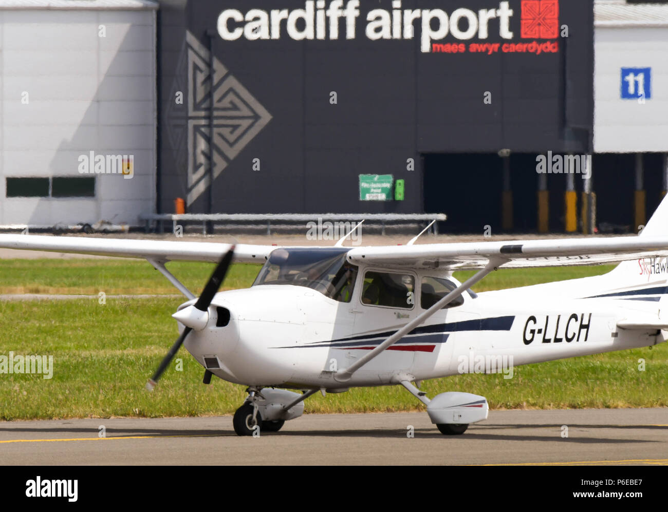 Cessna 172 Skyhawk avion léger à voilure fixe à l'enregistrement G-LLCH arrivant à l'aéroport de Cardiff au Pays de Galles. L'aérogare est à l'arrière-plan Banque D'Images Cessna 172 Skyhawk avion léger à voilure fixe à l'enregistrement G-LLCH arrivant à l'aéroport de Cardiff au Pays de Galles. L'aérogare est à l'arrière-plan Banque D'Images