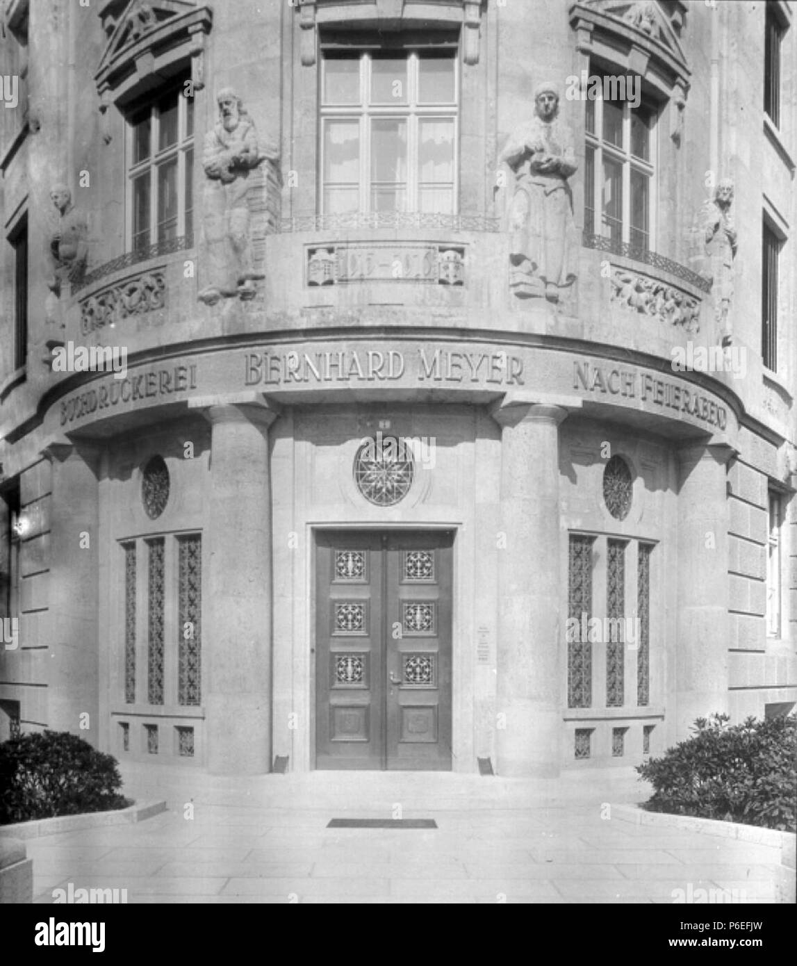 Deutsch : Leipzig : Eingang der Buchdruckerei Bernhard Meyer, Dresdner Straße 1, Ecke Salomonstraße . après 1916 3 AHW Buchdruckerei Bernhard Meyer 1916 01 Banque D'Images