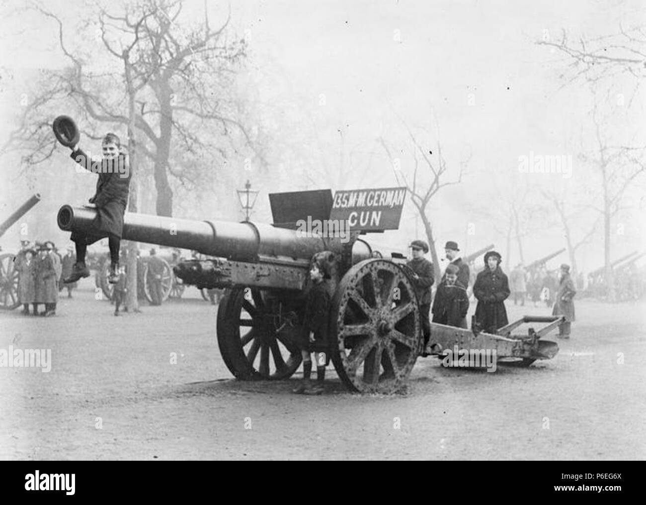 Les canons allemands capturés sont visibles le long du côté de la Mall sous les arbres de l'Admiralty Arch à Buckingham Palace. Ils ont été placés ici le 5 novembre 1918 après avoir été capturés au cours des derniers jours de WW1 ; ils ont inclus des canons, obusiers, mortiers de tranchée et de mitrailleuses. Au total il y a eu plus de 400 armes à feu à l'écran. Le mercredi 13 novembre les foules de fêtards a pris plusieurs des canons à Trafalgar Square et a tenté de les brûler sur un feu qui a endommagé le soubassement de la Colonne Nelson et le pavage environnant. 76 Le centre commercial (13962686919) Banque D'Images