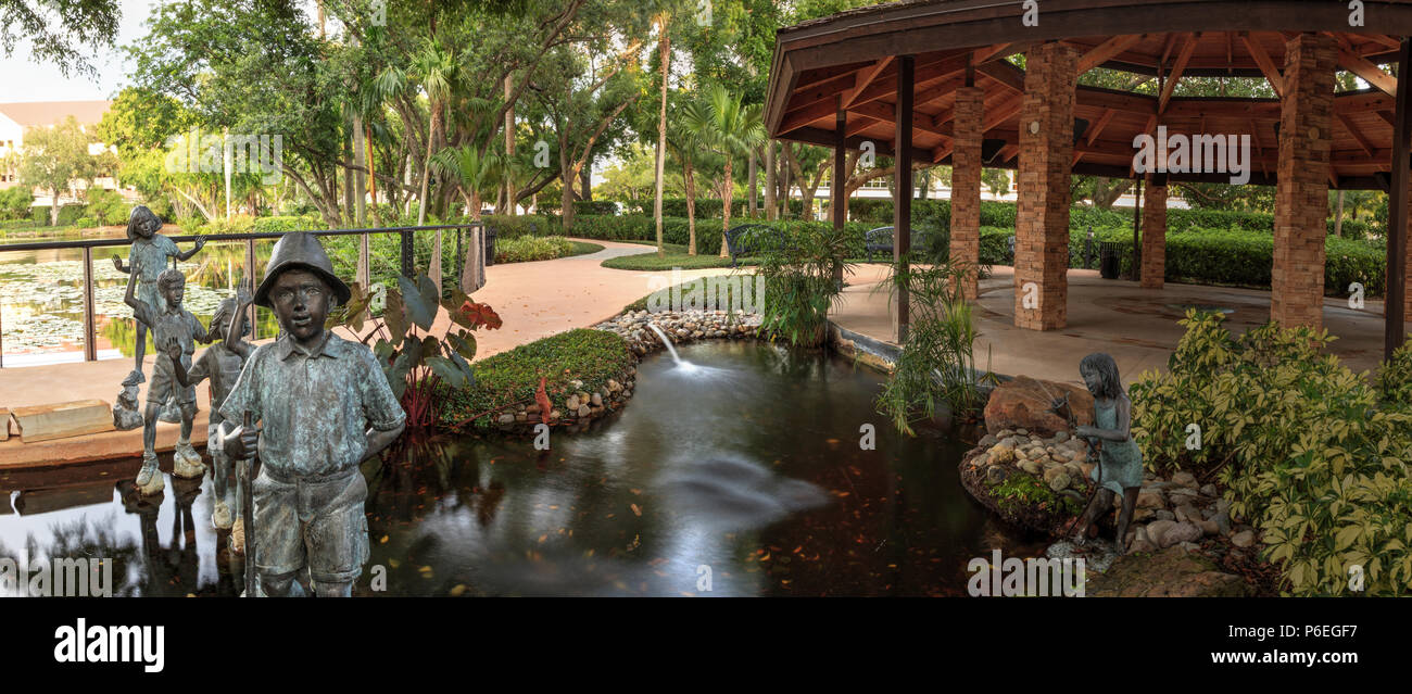 Naples, Floride, USA - Le 24 juin 2018 : Les enfants de la famille Dalton's bronze sculptures dans le jardin de l'espoir et de courage memorial garden et sanctuaire dans Na Banque D'Images