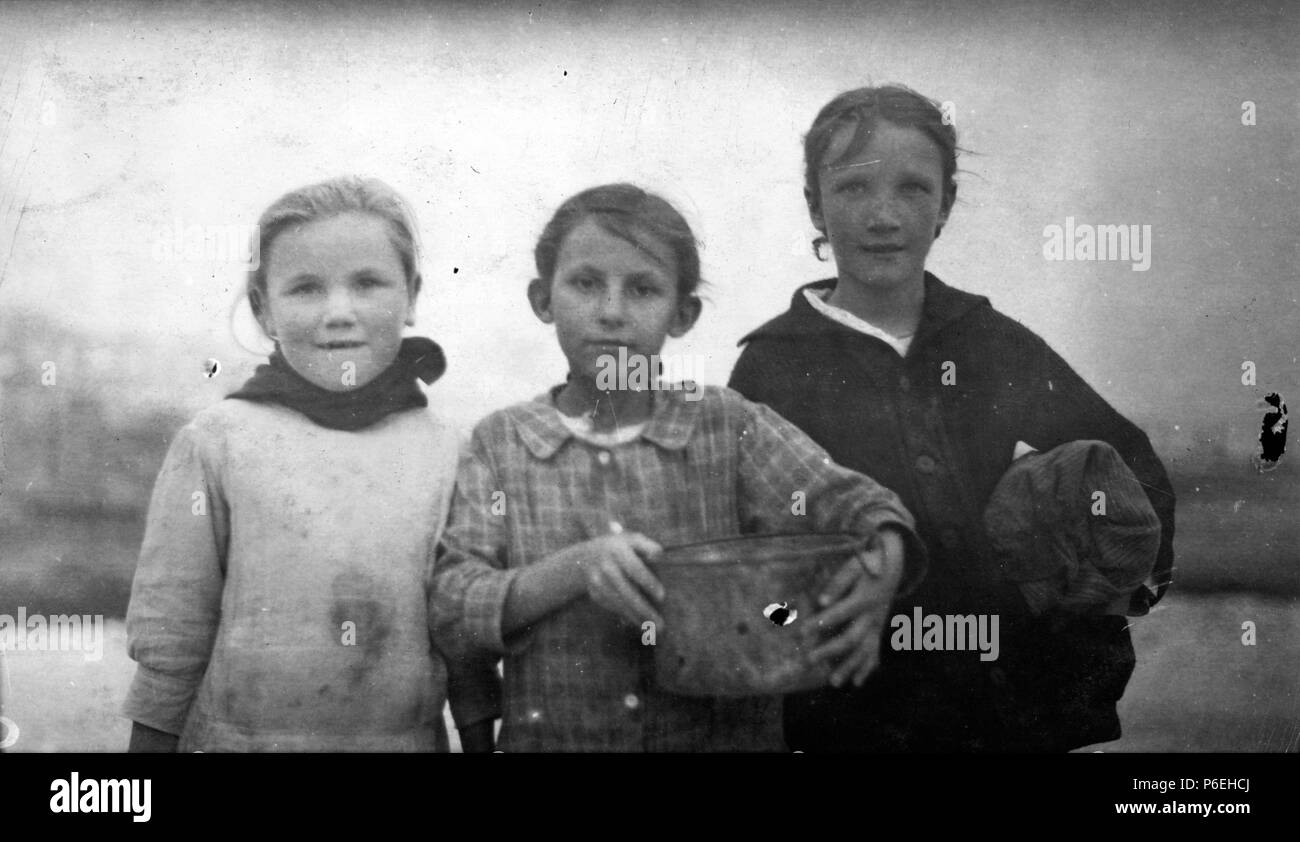 Anglais : 3 de bon nombre de jeunes vont aux meilleurs ouvreurs accueil du Col Christian Cannery à 17 heures Lena Krueger, 7 ans (au milieu) avait d'écaillage 6 pots qui jour Kadeska ; Annie, 9 ans sur la droite, a décoquillés 10 pots ; et Rosie Zinsoska sur la gauche (ne savait pas son âge) avait décoquillés 6 pots.] Lieu : [Pass Christian, Mississippi] / [L.W. Hine] . Prise le 25 février 1916 2 3 des nombreuses jeunes ouvreurs d'huîtres Banque D'Images