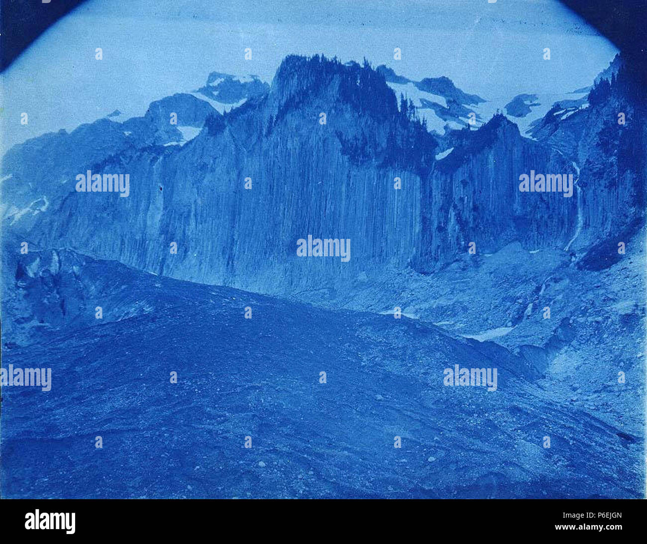 . Anglais : colonnes de basalte sur glacier Mowich sud, côté ouest du Mont Rainier, le 20 juillet 1897 . Anglais : Légende dans album : S. Mowich Gl. et Collumnar basalte. Pente ouest de Mt. Tacoma. Au sud du glacier et le basalte Collumns Mowich Juillet 1896 . Maintenant situé à Mount Rainier National Park, qui a été créée en 1899 . PH Coll 35,107 Sujets (LCTGM) : Glaciers--Washington (État) ; montagnes, Washington (État) Sujets (LCSH) : Sud Mowich Glacier (Washington) ; le mont Rainier (Wash.) . 1897 7 colonnes de basalte sur glacier Mowich sud, côté ouest du Mont Rainier, le 20 juillet 1897 (SARVANT 19) Banque D'Images