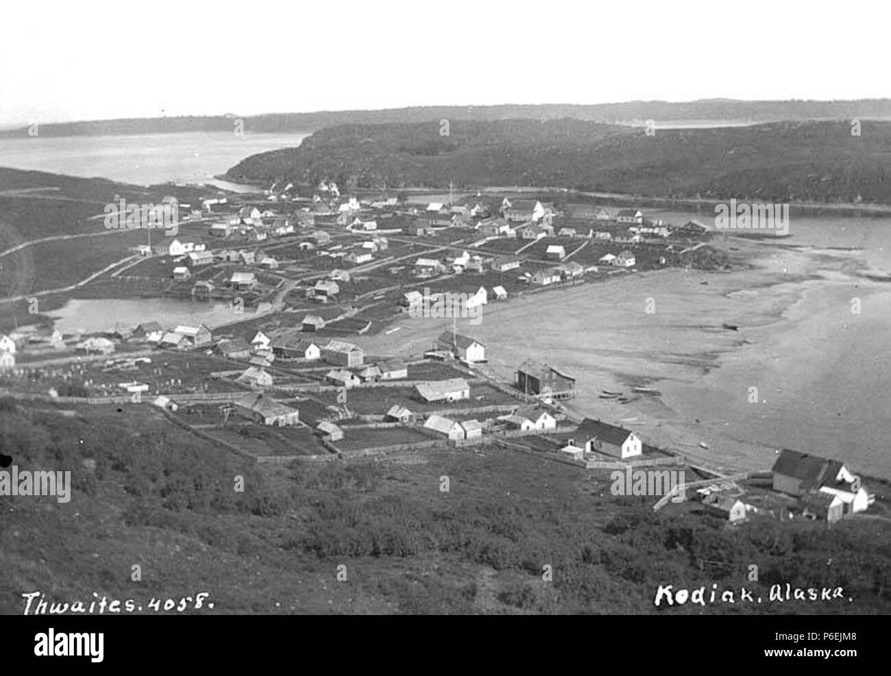 . Anglais : Bird's-eye view de Kodiak, ca. 1912 . Anglais : Légende sur l'image : Kodiak, Alaska PH Coll 247,514 Kodiak est situé près de la pointe est de l'île Kodiak dans le golfe d'Alaska. L'île Kodiak, 'l'île d'émeraude" est la plus grande île de l'Alaska, et ne le cède qu'à l'Oregon aux États-Unis Kodiak National Wildlife Refuge comprend près de 1,9 million d'acres et Îles Kodiak sur Afognak. L'île a été habitée par des Sugpiaq Alutiiq (Esquimaux) au cours des 8 000 dernières années. Le premier non-autochtone des contacts ont, en 1763, par la Fédération de Stephen Glotov, et en 1792 par Alexandre Baranov, une fédération de fu Banque D'Images