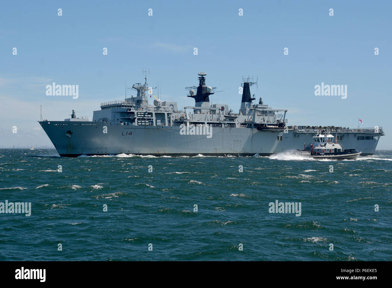 180629-N-XN177-0052 Yokosuka, Japon - La Royal Navy navire d'assaut amphibie l'Albion (L 14) arrive à la flotte américaine FLEACT (Activités) Yokosuka pour un service au port. FLEACT fournit de Yokosuka, entretient et exploite des installations et des services de base à l'appui de la 7e flotte des forces navales déployées, 71 commandes et 27 000 locataires, le personnel militaire et civil. (U.S. Photo par marine Spécialiste de la communication de masse 1re classe Peter Burghart/libérés) Banque D'Images