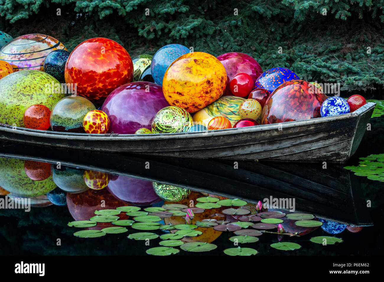 Détail de 'bateau' Float glass sculpture, par Dale Chihuly, Monet Piscine, jardins botaniques de Denver, Denver, Colorado USA Banque D'Images