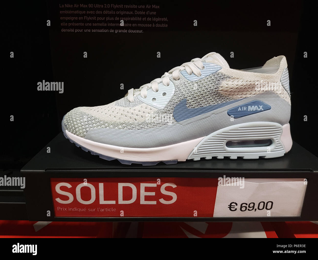 Villefontaine, France - le 29 juillet 2018 : Nike Air Max Nike chaussures  sur l'affichage en magasin à la sortie du Village outlet shopping, prix de  vente Inscription en français Lang Photo Stock - Alamy