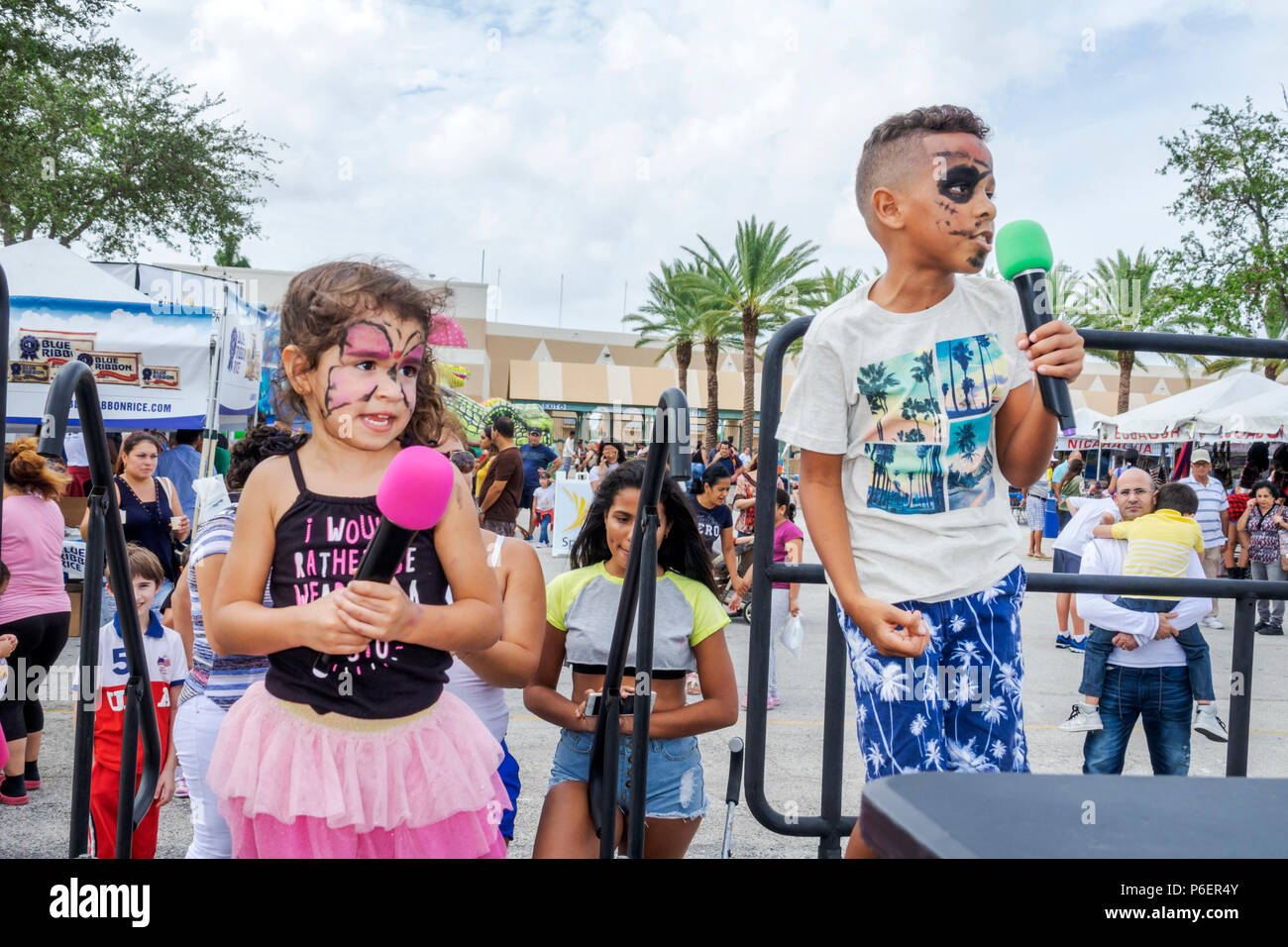 Miami Florida, Miami-Dade Expo Center centre Fairgrounds Tamiami Park, Junta Hispana Hispana Hispana Hispana hispanique Festival, événement latino-américain, garçons, enfants de sexe masculin enfants enfant Banque D'Images