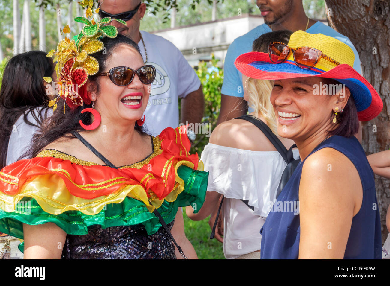 Floride, Coral Gables, Festival culturel hispanique, événement latino-américain, danseur interprète, costume typique colombien, Baile del Garabato, Barranquilla Carniv Banque D'Images