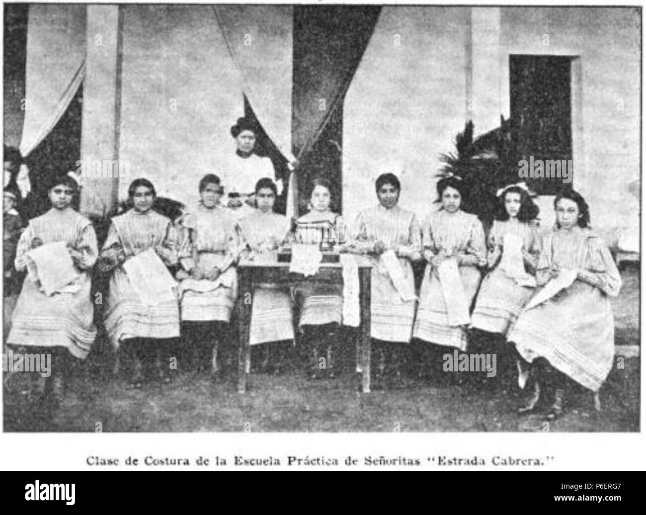 Español : Clase de costura en la Escuela práctica de Señoritas de Guatemala. 1907 10 Clasecostura1907 Banque D'Images