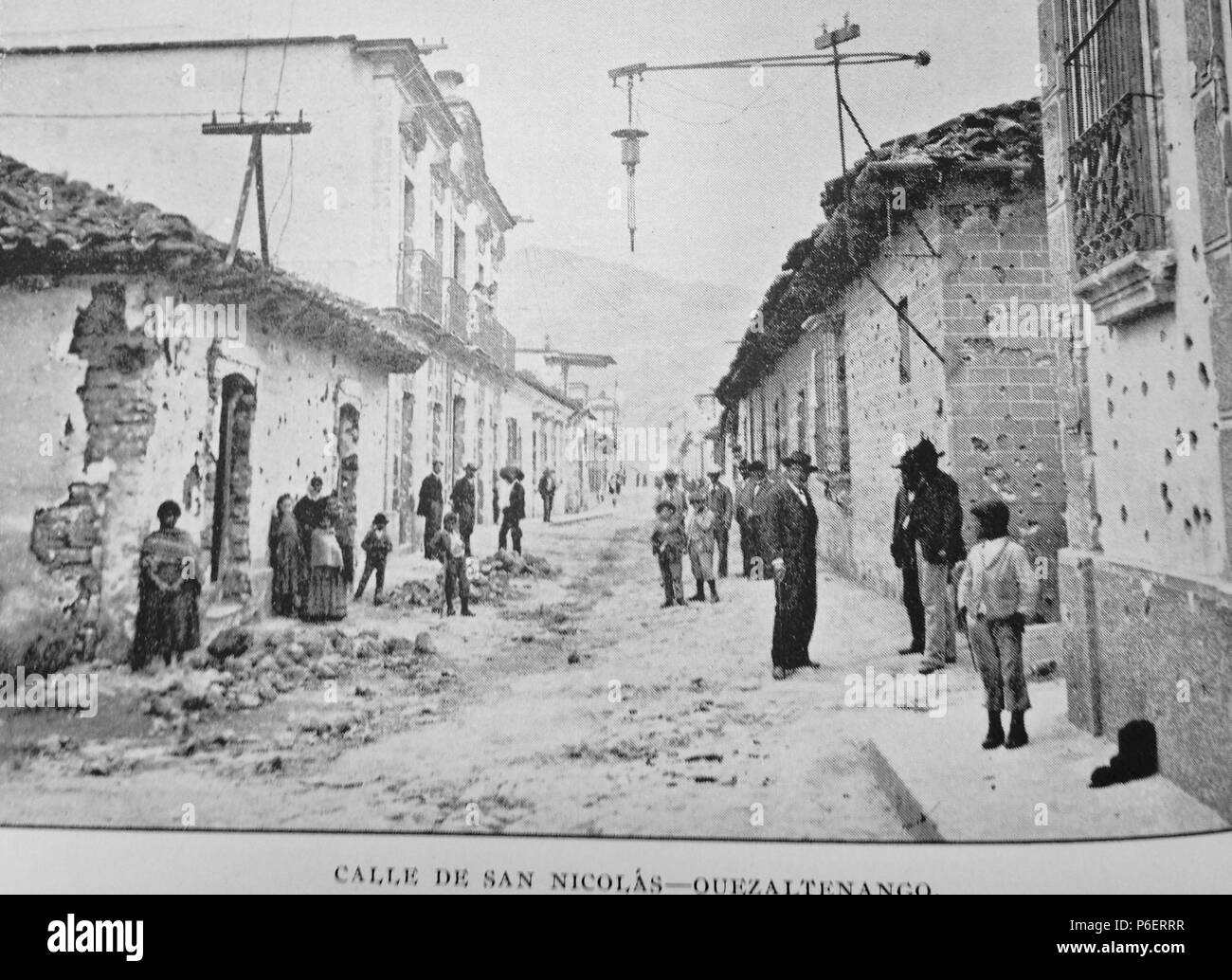 Español : Calle de San Nicolás en Quetzaltenango Tras los combates de la Revolución de 1897. 1898 71 RevolucionQuetzalteca1897Ilustracion 02 Banque D'Images