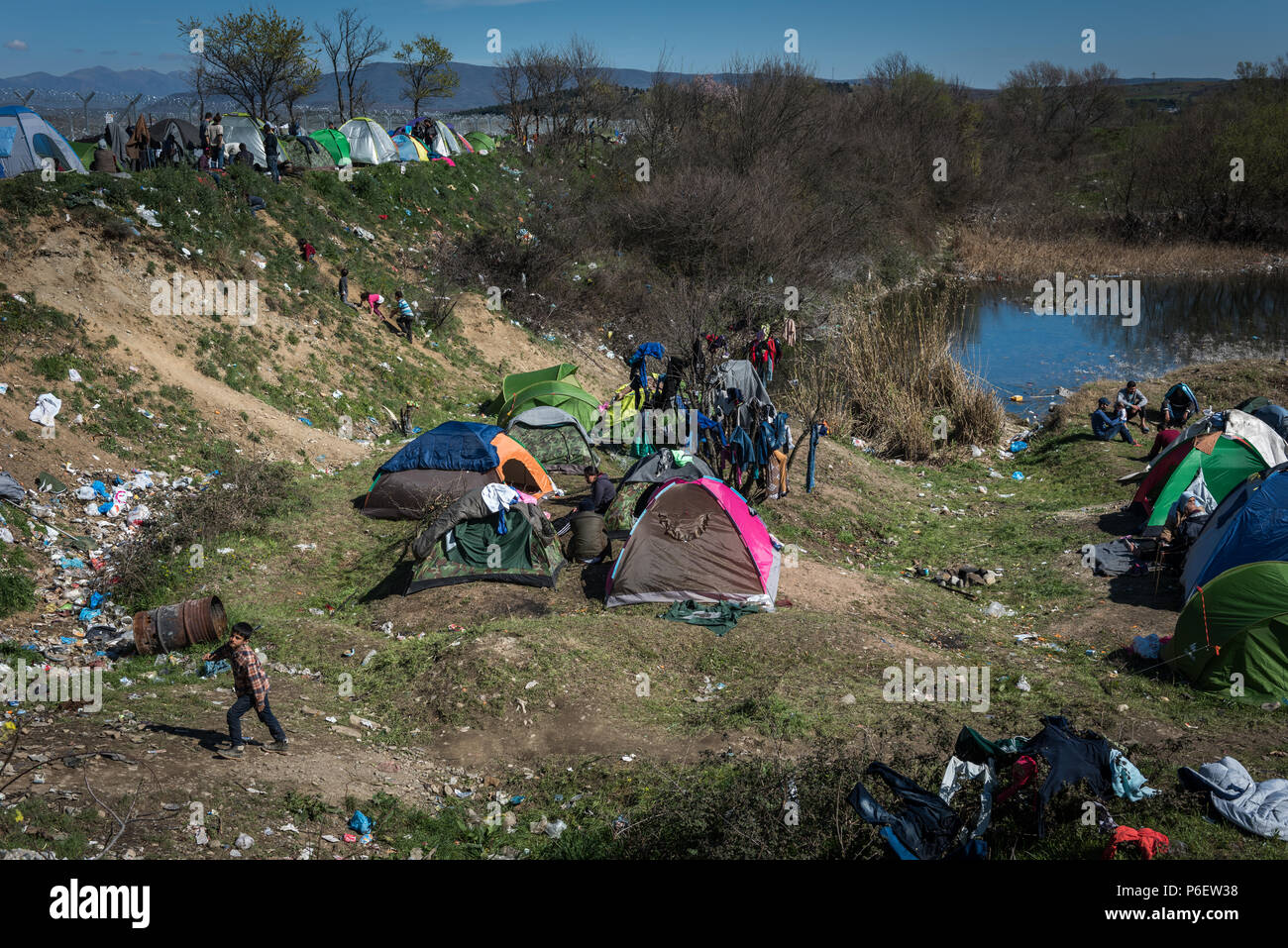 Un aperçu général montre une partie d'un camp de fortune pour les migrants et les réfugiés de l'Greek-Macedonian frontière près du village grec de Idomeni. Banque D'Images