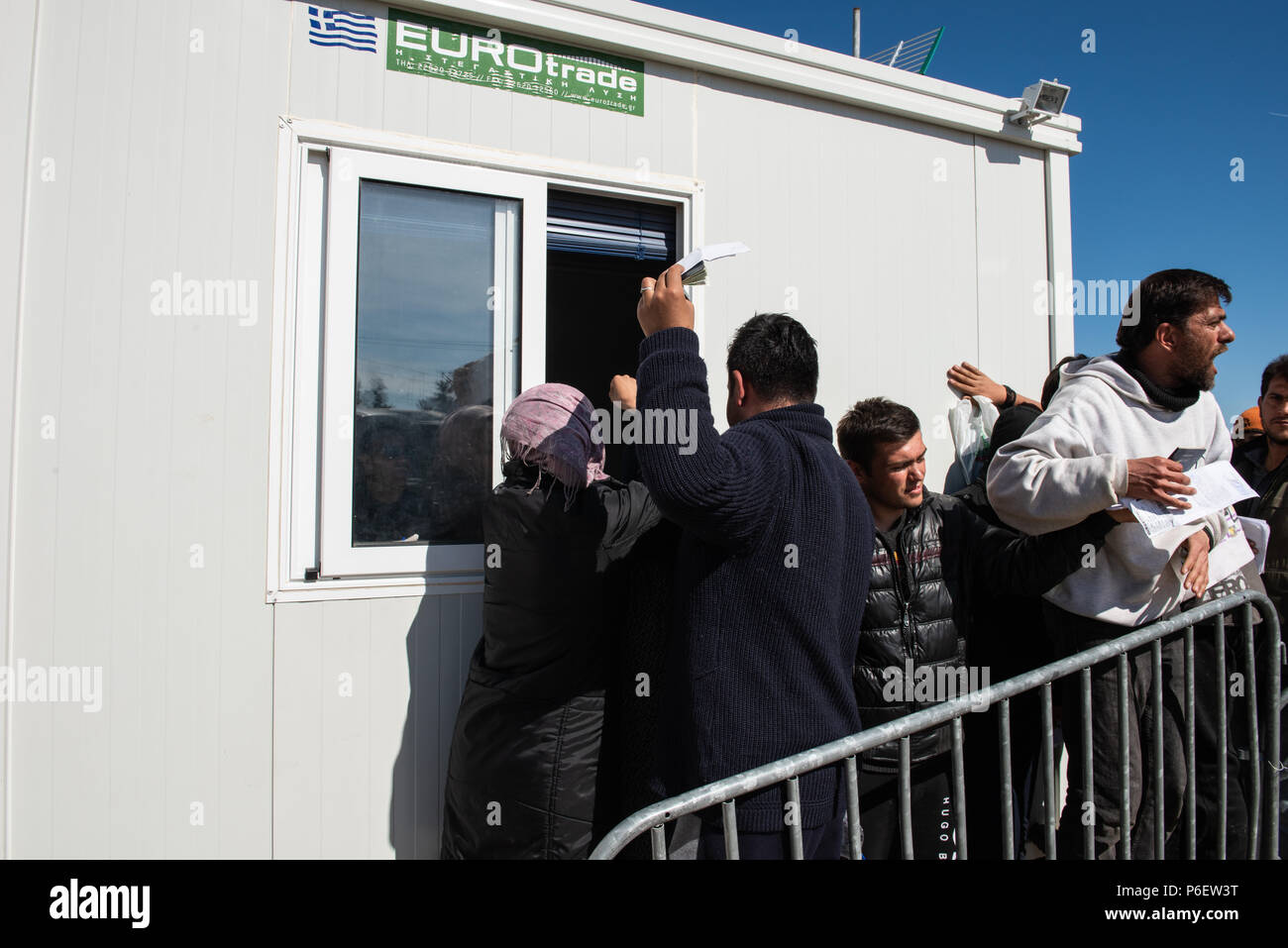 La vie quotidienne des réfugiés , les gens dans la file d'attente pour l'enregistrement des communications lors de ce camp de fortune du Greek-Macedonian frontière près de la villa grecque Banque D'Images