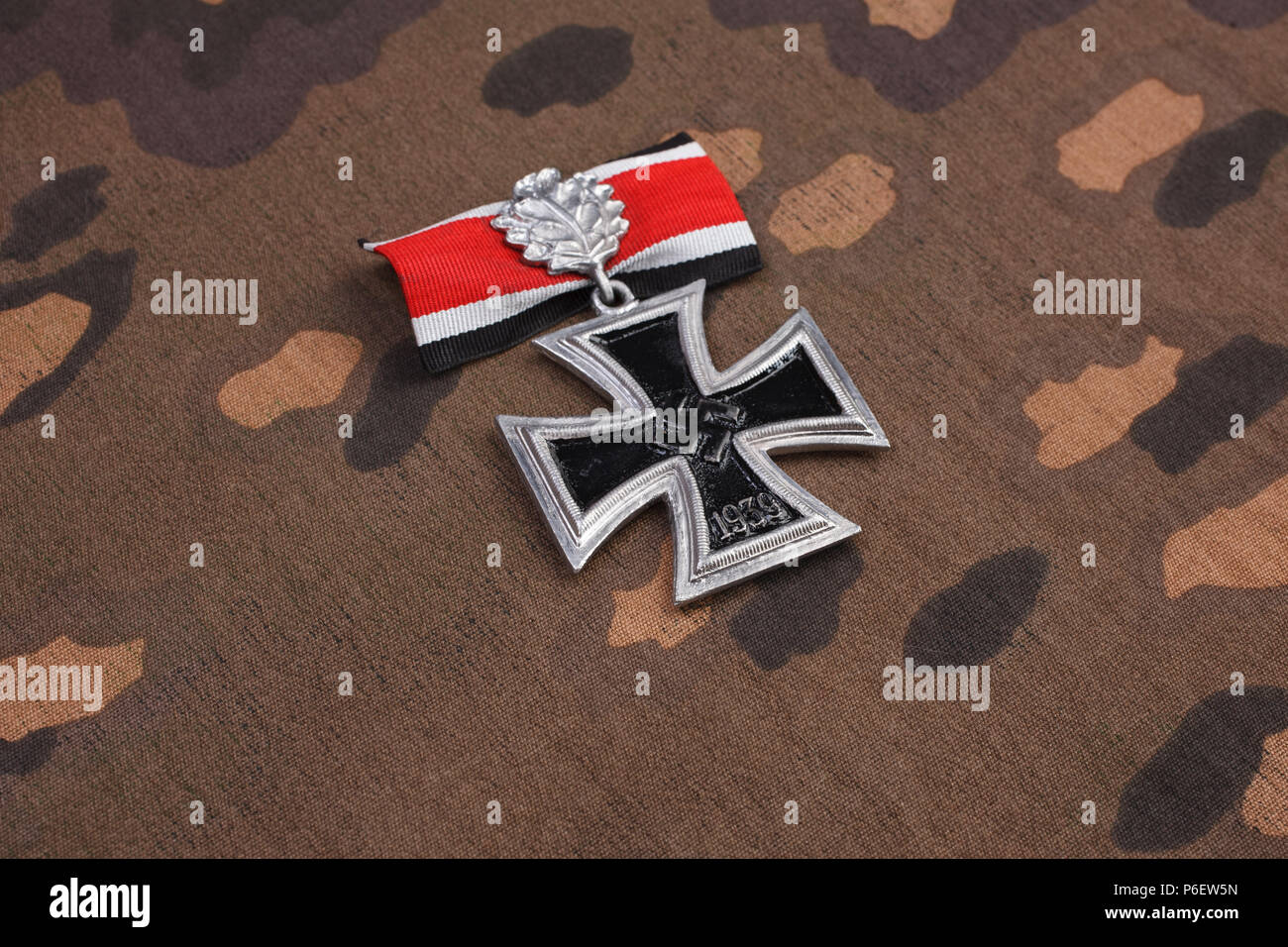 Prix nazie - Chevalier de la Croix de fer sur fond uniforme de camouflage SS Banque D'Images