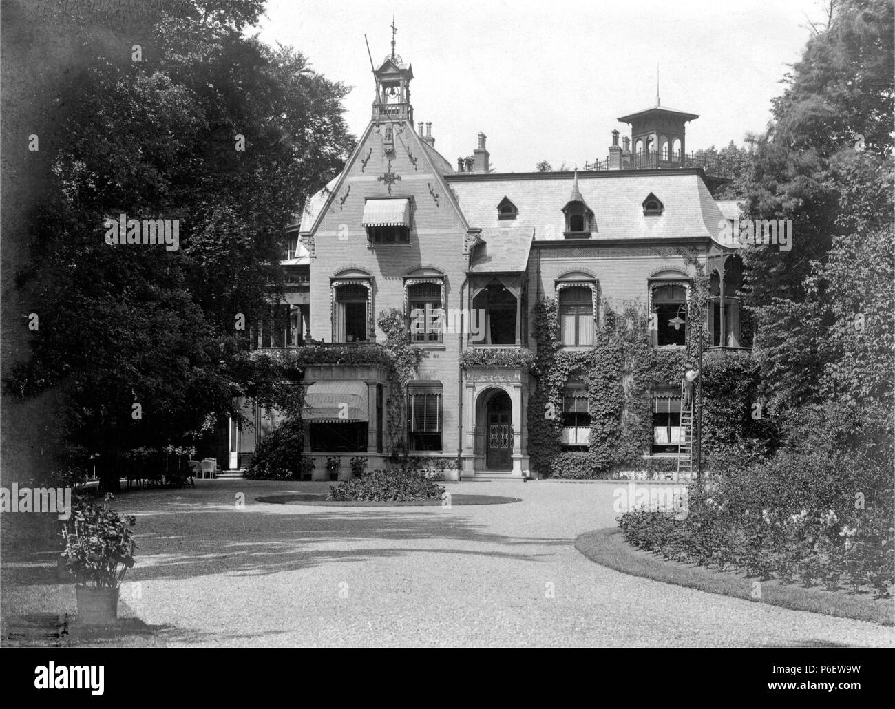 Deutsch : Haus 'De' Rijp, Bloemendaal, 1915., die Villa des Pionier der Erdölindustrie dans Niederländisch-Indien Adriaan Stoop. Dauernde der Familie Im Stoop von 1897 bis 1935. Villa De Rijp suis 138 8895Kp Terschelling wurde 1892 erbaut und 1960 abgerissen. L'architecte Paul guerre der du Rieu (1859-1901). Anglais : Mansion 'De' Rijp, Bloemendaal, vers 1915, l'hôtel particulier de la pionnière et néerlandais Adriaan Stoop explorer d'huile. Propriété de la famille Stoop de 1897 à 1935. Villa De Rijp 8895Kp Terschelling à 138 a été construit en 1892 et démoli en 1960. L'architecte était Paul du Rieu (1859-1901). Nederlands : Hui Banque D'Images