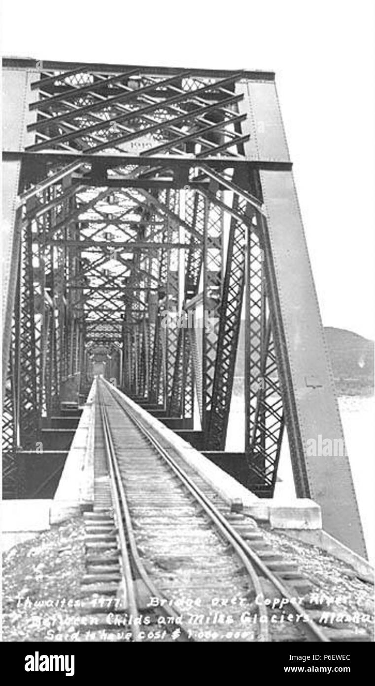 . Anglais : Pont sur la rivière Copper entre Childs et Miles Glaciers, ca. 1915 . Anglais : Achevé en 1910, le pont d'un million de dollars a été le point crucial de la rivière Copper et le nord-ouest, les chemins de fer construits pour acheminer l'aviron 196 kilomètres de cuivre à Kennicott Cordova. Le long de cette route ont été certains des plus grands obstacles à l'Alaska offre des canyons escarpés, des rivières, des vents, des moustiques, et des dizaines de glaciers. Une fortune en cuivre de haute qualité verrouillé profondément dans les monts Wrangell, inspiré des investisseurs de l'extérieur, y compris la famille Guggenheim et J.P. Morgan, au risque de construire un chemin de fer une glace gratuitement Banque D'Images
