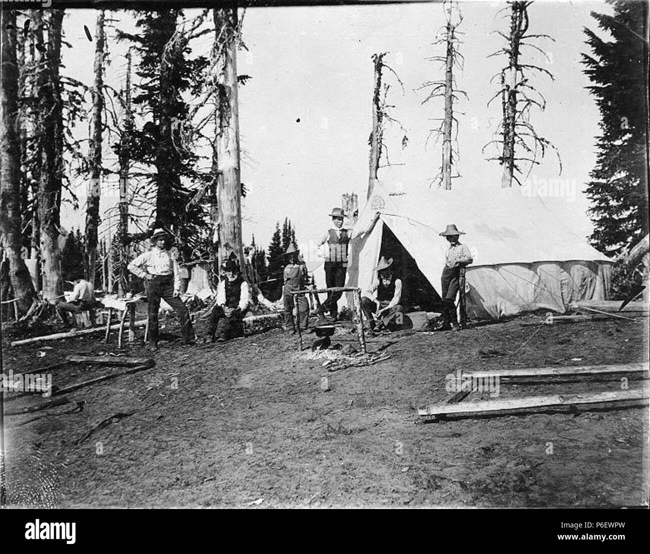 . Anglais : Camping à Reese's Camp, Paradise Park, pente sud-est du Mont Rainier, ca. 1897 . Anglais : Maintenant situé à Mount Rainier National Park, qui a été créée en 1899. PH Coll 35,219 Sujets (LCTGM) : Camps--Washington (État)--Paradise Park ; Tentes--Washington (État)--Paradise Park ; parcs nationaux & réserves--Washington (État) Sujets (LCSH) : Paradise Park (Washington) ; Mount Rainier National Park (Washington) . vers 1897 9 Camping à Reese's Camp, Paradise Park, pente sud-est du Mont Rainier, ca 1897 SARVANT (60) Banque D'Images