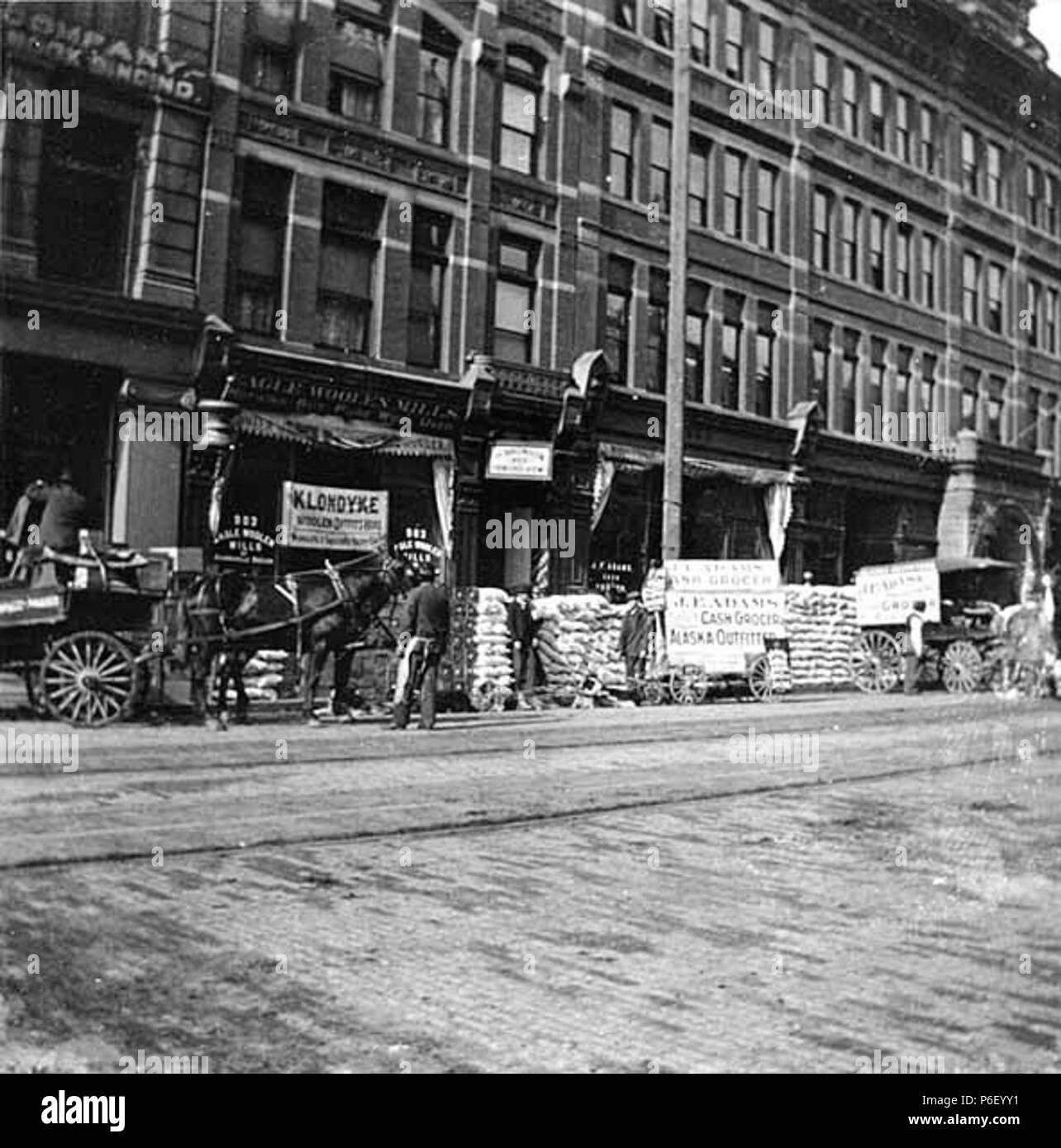 . Anglais : équipe de traîneau à chiens en face de J.F. Magasin d'Adams, Alaska 808, Seattle, Washington, mars 1898 . Anglais : Texte de Kiehl log : en face de Adams store, Mars 1898 Album 2.104 Sujets (LCTGM) : l'équipement de prospection & fournitures Sujets (LCSH) : Traîneau à chiens--Washington (État)--Seattle ; Wagons--Washington (État)--Seattle ; d'affaires--Washington (État)--Seattle . 1898 39 L'équipe de traîneau à chiens en face de JF Adams' store, Alaska 808, Seattle, Washington, mars 1898 (297) KIEHL Banque D'Images