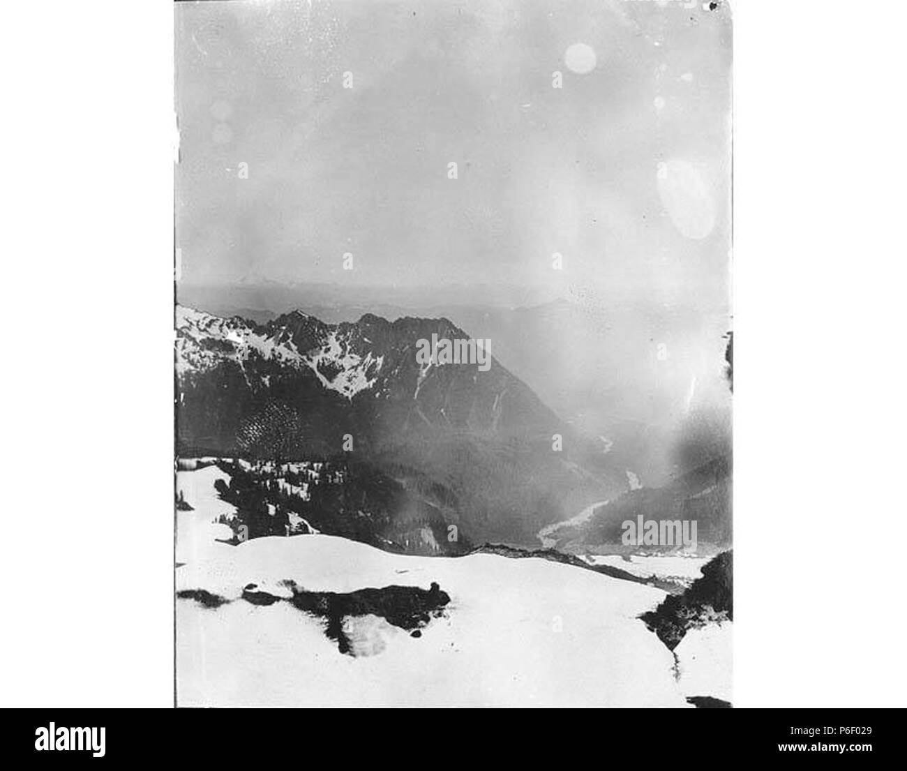 . Anglais : Pic de l'aigle dans le Tatoosh Range montrant Mont Saint Helens dans la distance, ca. 1897 . Anglais : Maintenant situé à Mount Rainier National Park, qui a été créée en 1899. PH Coll 35,220 Sujets (LCTGM) : Montagne--Washington (État) ; parcs nationaux & réserves--Washington (État) Sujets (LCSH) : Pic de l'Aigle (Washington) ; Le Mont Saint Helens, (Washington) ; Mount Rainier National Park (Washington) . vers 1897 39 pic de l'aigle dans le Tatoosh Range montrant Mont Saint Helens dans la distance, ca 1897 (SARVANT 82) Banque D'Images