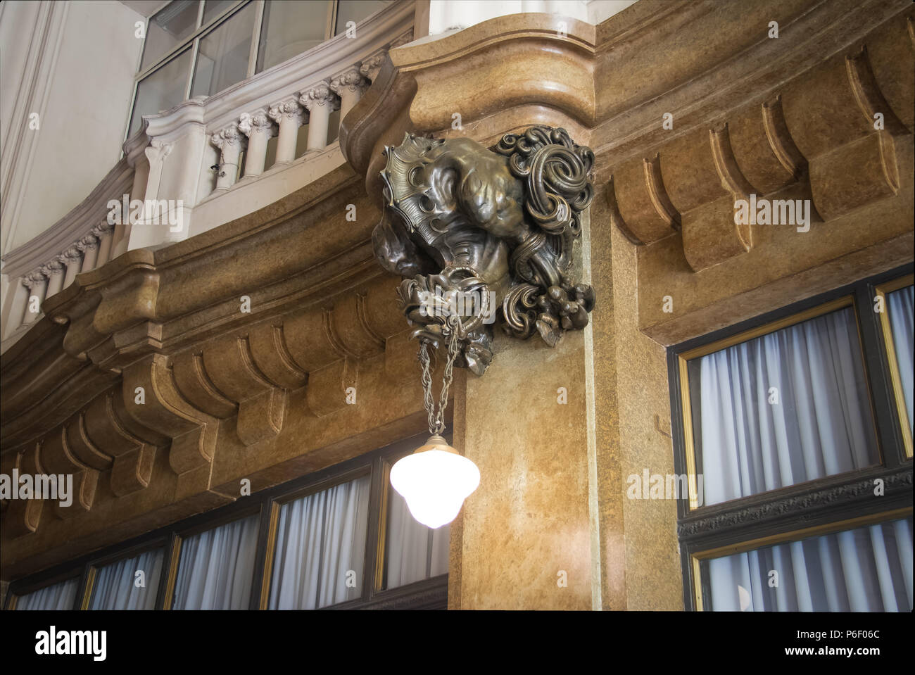 Détail de la lampe en bronze Dragon à l'entrée hall inspiré dans l'enfer de Palacio Barolo Barolo (Palace) - Buenos Aires, Argentine Banque D'Images Détail de la lampe en bronze Dragon à l'entrée hall inspiré dans l'enfer de Palacio Barolo Barolo (Palace) - Buenos Aires, Argentine Banque D'Images