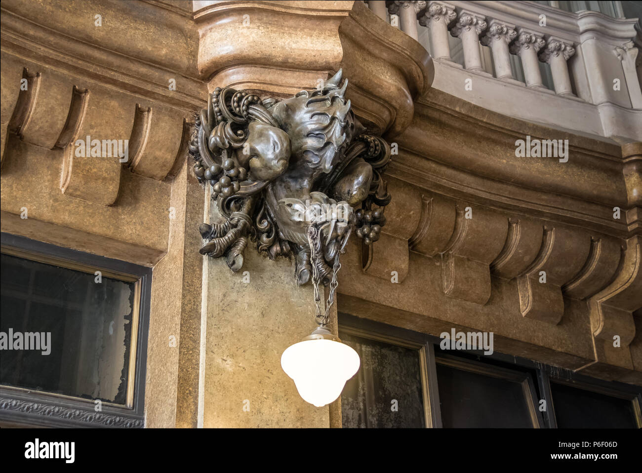 Détail de la lampe en bronze Dragon à l'entrée hall inspiré dans l'enfer de Palacio Barolo Barolo (Palace) - Buenos Aires, Argentine Banque D'Images