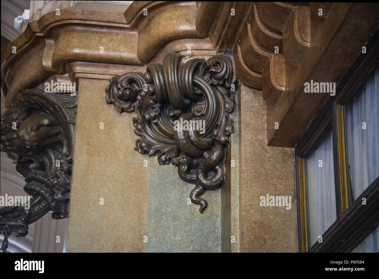Détail de serpent de bronze le Hall d'entrée inspiré dans l'enfer de Palacio Barolo Barolo (Palace) - Buenos Aires, Argentine Banque D'Images Détail de serpent de bronze le Hall d'entrée inspiré dans l'enfer de Palacio Barolo Barolo (Palace) - Buenos Aires, Argentine Banque D'Images