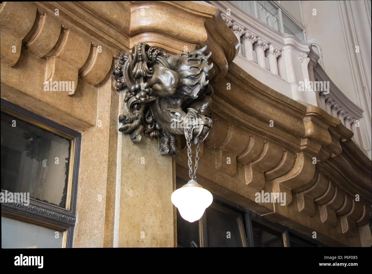 Détail de la lampe en bronze Dragon à l'entrée hall inspiré dans l'enfer de Palacio Barolo Barolo (Palace) - Buenos Aires, Argentine Banque D'Images Détail de la lampe en bronze Dragon à l'entrée hall inspiré dans l'enfer de Palacio Barolo Barolo (Palace) - Buenos Aires, Argentine Banque D'Images