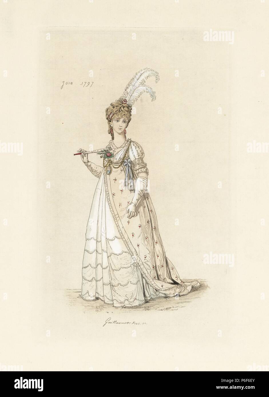 Anglais de la mode femme de juin 1797. Elle porte une coiffe de plumes d'autruche, robe de bal ornée de collier, rose, Cameo brooch et ruban. Elle porte des gants longs et est titulaire d'un ventilateur. Gravure coloriée par Auguste Etienne Guillaumot Jr. de 'costumes Anglais pendant la Révolution et Premier Empire, 1795-1806', Paris, Levy, 1879. Banque D'Images