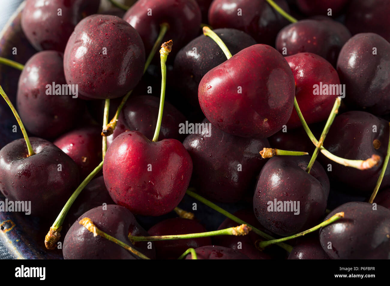 Matières organiques rouge Les cerises dans un bol Banque D'Images