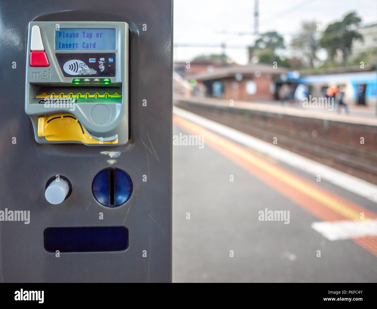 Insérer la carte de crédit trou sur le distributeur automatique de la plate-forme de North Melbourne Gare. VIC Australie Banque D'Images