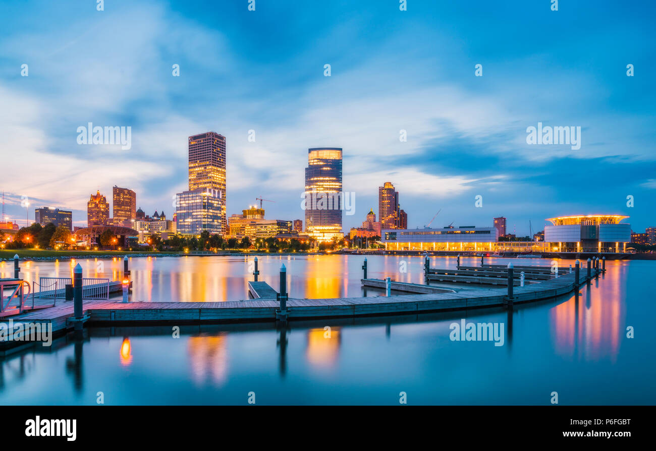 Milwaukee skyline at night avec reflet dans le lac Michigan. Banque D'Images