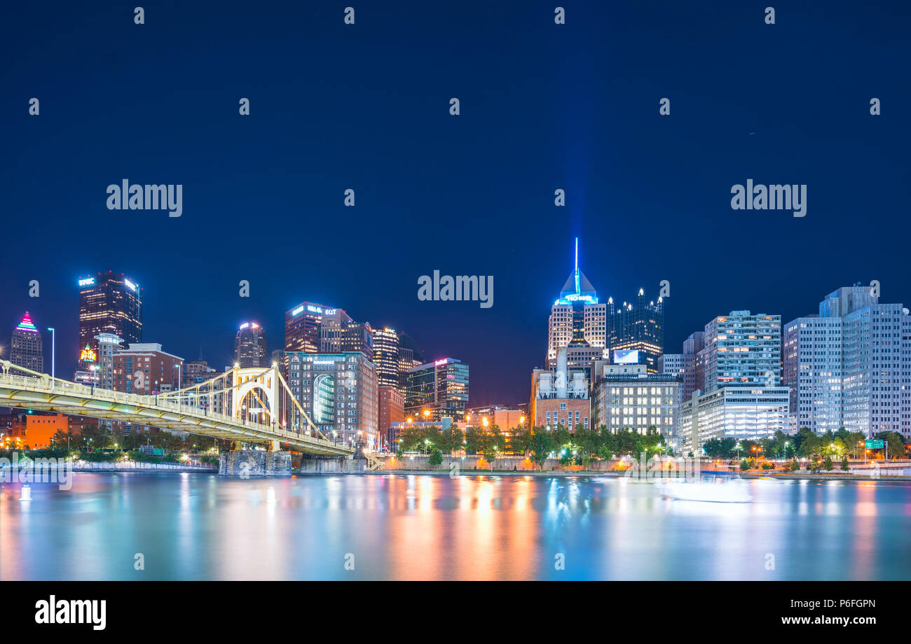 Pittsburgh, Pennsylvanie, USA : 8-21-17. pittsburgh skyline at night avec reflet dans l'eau. Banque D'Images