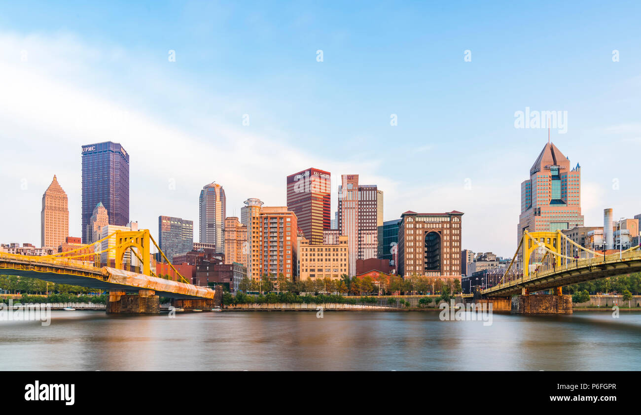 Pittsburgh, Pennsylvanie, USA : 8-21-17. pittsburgh skyline at sunset avec reflet dans l'eau. Banque D'Images