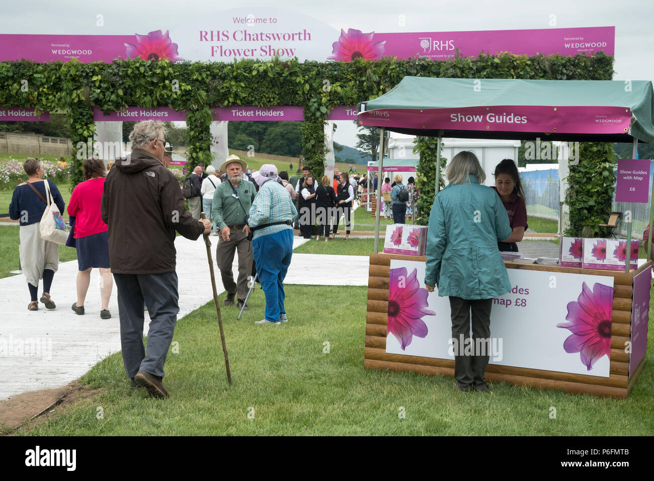 Dame au calage, acheter le guide à l'intention, comme les gens arrivent à pied et de porte d'entrée - showground, RHS Flower Show de Chatsworth, Derbyshire, Angleterre, Royaume-Uni. Banque D'Images