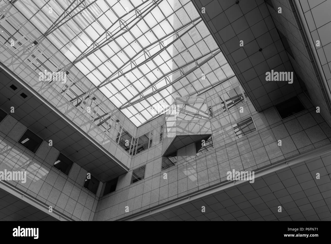 Singapour - 30 juin. 2018 : banque de Singapour à partir de l'intérieur du bâtiment jusqu'à l'intermédiaire du toit de verre Banque D'Images
