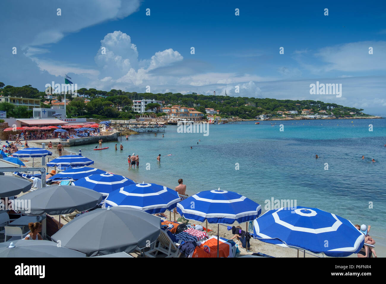 La plage de la Garoupe, Antibes, France : une scène d'été avec le soleil en profitant du soleil, du sable et de la mer. Banque D'Images
