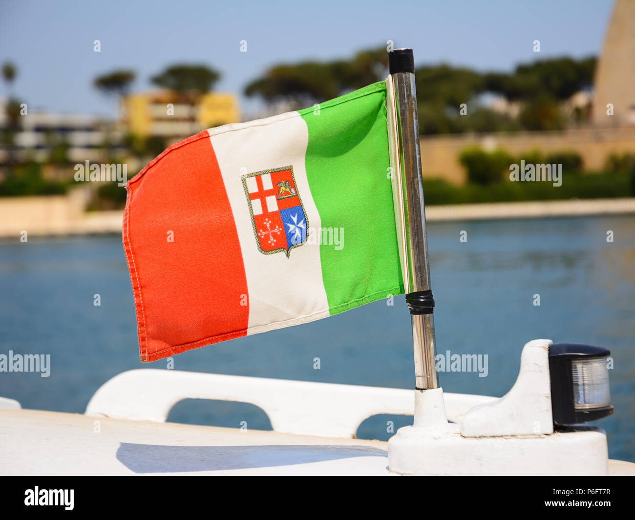 Nautique italien avec le drapeau tricolore et le symbole des 4 Républiques maritimes Banque D'Images