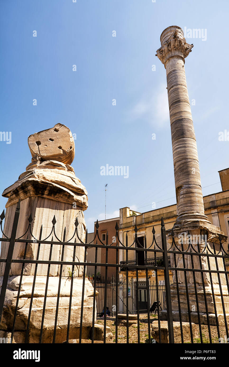 Les colonnes de la borne de l'antique Via Appia qui commence et se termine à Rome à Brindisi (Italie) Banque D'Images