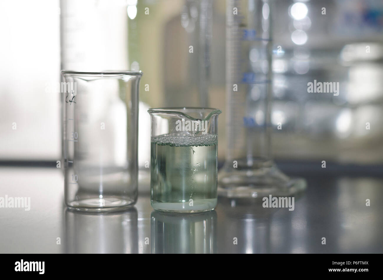 Échantillon de l'eau dans le tube de verre à gradient de couleur vert Banque D'Images