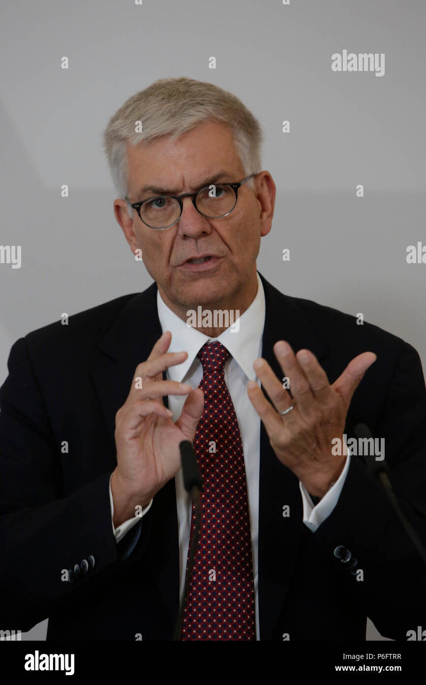 Mainz, Allemagne. 29 Juin, 2018. Thomas Bellut, le directeur général (Intendant) de la ZDF, traite de la conférence de presse. Le Conseil de la télévision publique allemande ZDF-service de radiodiffusion télévisuelle (Zweites Deutsches Fernsehen) se sont rencontrés pour leur 9. réunion de son XV. durée du mandat à Mayence. La présidente de la Commission Télévision de Marlehn Thieme a été réélu à son poste à la date prévue de l'élection de mi-parcours des 3 sièges du présidium. Crédit : Michael Debets/Pacific Press/Alamy Live News Banque D'Images