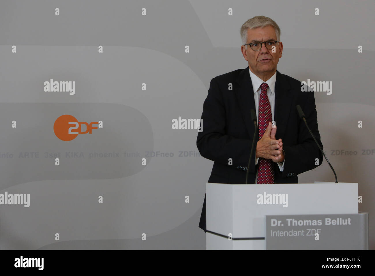 Mainz, Allemagne. 29 Juin, 2018. Thomas Bellut, le directeur général (Intendant) de la ZDF, traite de la conférence de presse. Le Conseil de la télévision publique allemande ZDF-service de radiodiffusion télévisuelle (Zweites Deutsches Fernsehen) se sont rencontrés pour leur 9. réunion de son XV. durée du mandat à Mayence. La présidente de la Commission Télévision de Marlehn Thieme a été réélu à son poste à la date prévue de l'élection de mi-parcours des 3 sièges du présidium. Crédit : Michael Debets/Pacific Press/Alamy Live News Banque D'Images